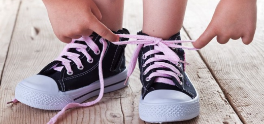 teach-child-tie-shoelace.jpg
